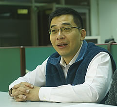 臺(tái)灣航業(yè)會(huì)計(jì)課課長呂世明先生，是公司導(dǎo)入ERP系統(tǒng)成功的關(guān)鍵人物